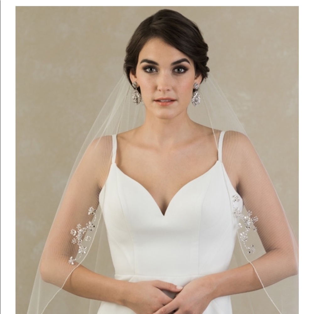 Ivory knee length Bel Aire Bridal Veil.